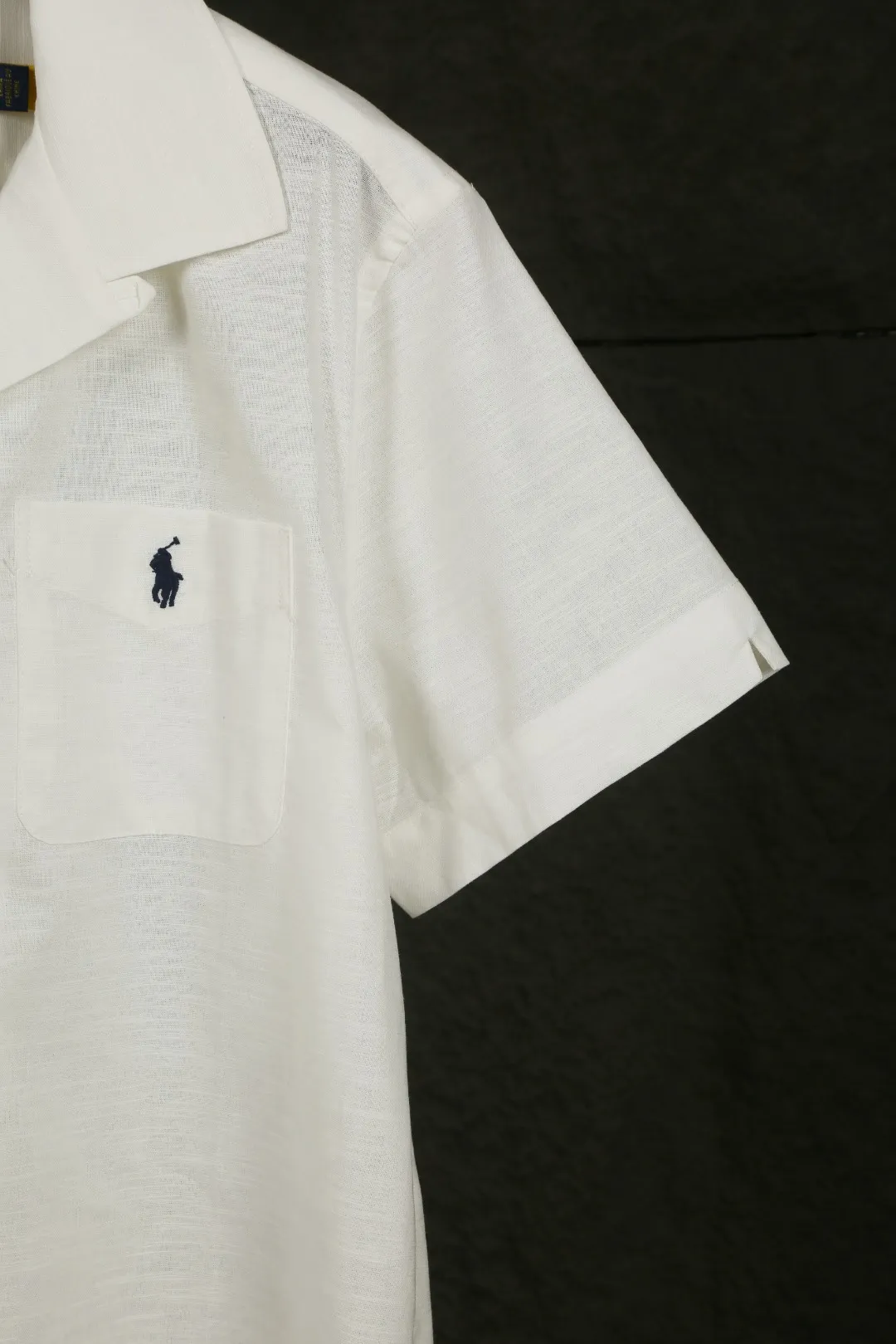 P230 Actual photo [High-end quality] Style number: 25055# Color: Navy blue/off-white/ice blue/light pink/chicken yellow/khaki Size: S to XL - Ralph Lauren/Ralph Lauren 25SS Summer popular high-quality old money style Cuban collar pocket style short-sleeved linen couple shirt - ingeniously restored 95% cotton blended bamboo linen, pre-washed, tight and soft texture ✅ - 100% restored workmanship Complete professional shirt with embedded clips in bifurcated sleeves, top button earrings ✅ - Custom dyed original pearlescent white buttons with different sizes ✅ - Special shaped chiffon foil inside the collar door tube, which is not easy to deform and pull ✅ - Ralph Lauren/linen pocket style short-sleeved shirt. It is different from the classic style and has a niche style. It perfectly combines comfort and high-end. An indispensable piece in summer. It is both cool and textured. It is the king of ins style with every snap. It can be used for commuting and vacationing. There’s no pressure to switch between different styles, and the classics never go out of style.